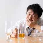 お酒を飲むと泣き上戸になる人の原因とその心理